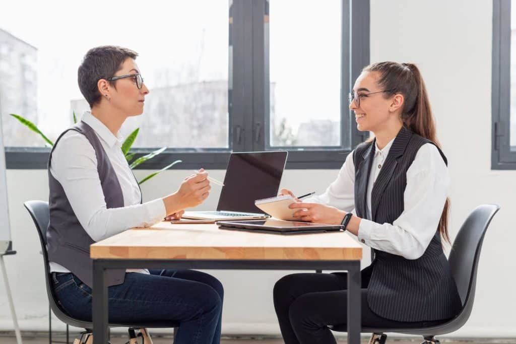 IT Recruiter ekip seçimi konusunda konuşan iki kadın